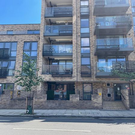 Modern Luxe Apt Just 10 Mins From Tower Bridge! Easy Access To Tube And Bus Лондон Екстериор снимка