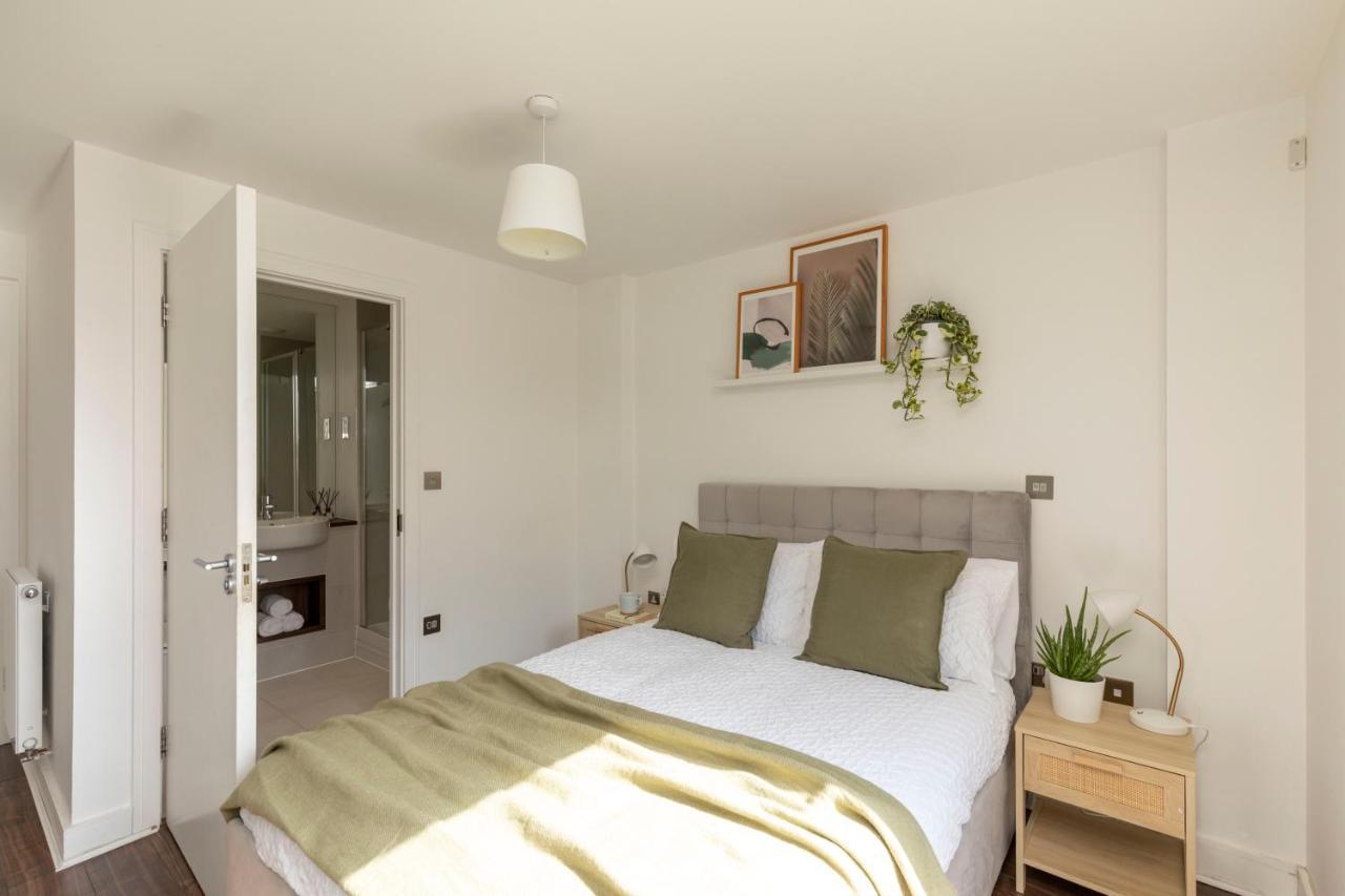 Modern Luxe Apt Just 10 Mins From Tower Bridge! Easy Access To Tube And Bus Лондон Екстериор снимка