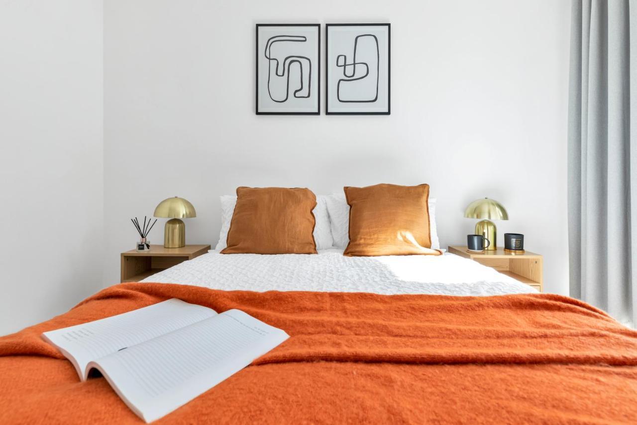 Modern Luxe Apt Just 10 Mins From Tower Bridge! Easy Access To Tube And Bus Лондон Екстериор снимка