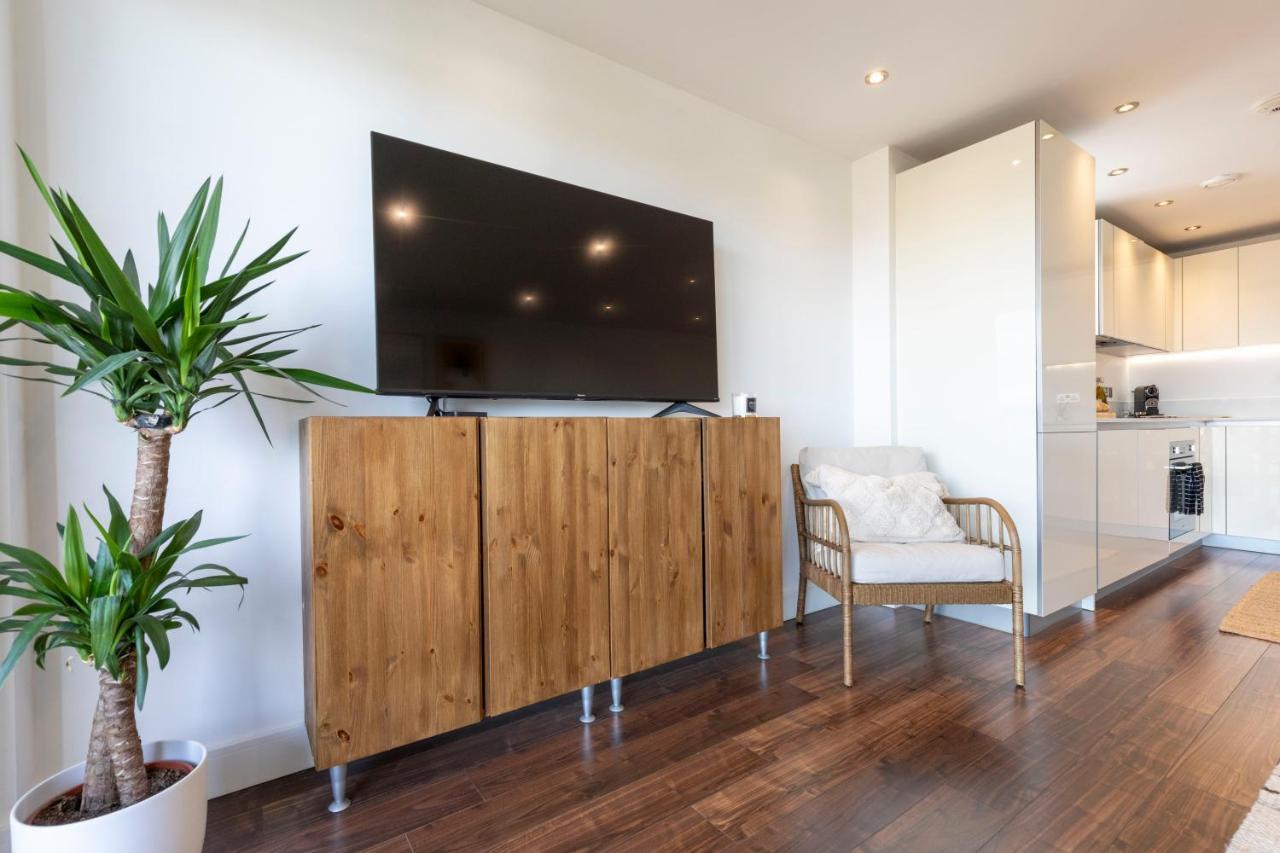 Modern Luxe Apt Just 10 Mins From Tower Bridge! Easy Access To Tube And Bus Лондон Екстериор снимка