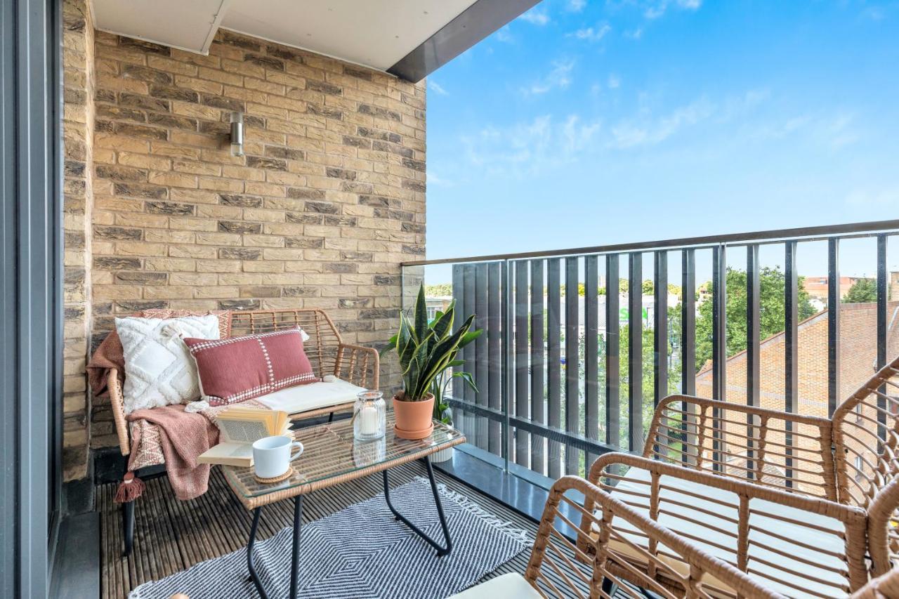 Modern Luxe Apt Just 10 Mins From Tower Bridge! Easy Access To Tube And Bus Лондон Екстериор снимка