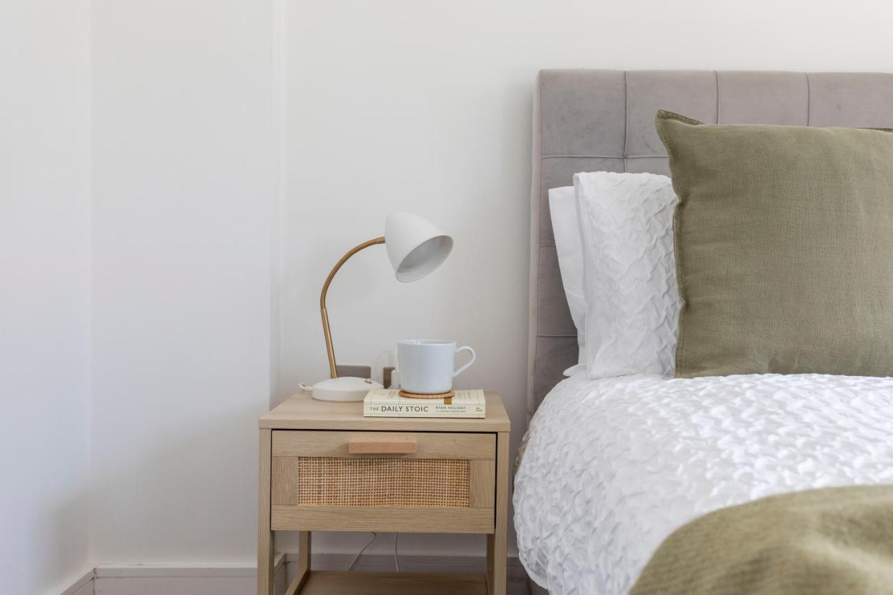 Modern Luxe Apt Just 10 Mins From Tower Bridge! Easy Access To Tube And Bus Лондон Екстериор снимка