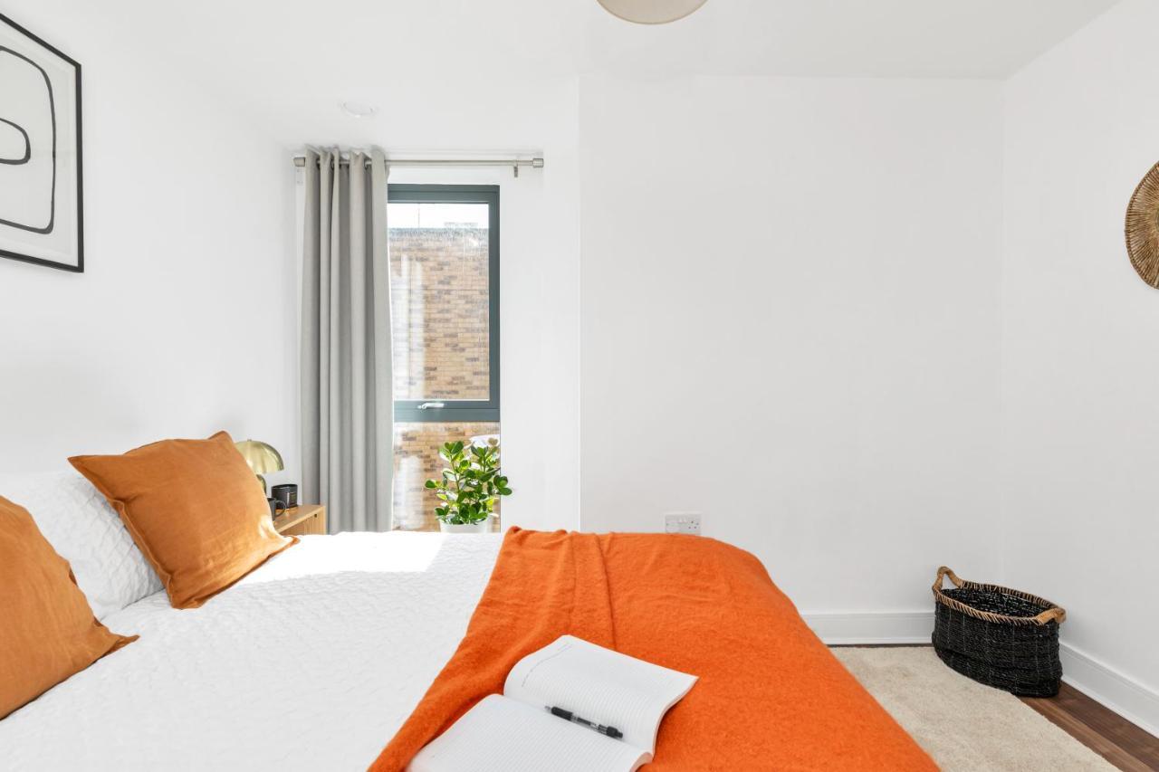 Modern Luxe Apt Just 10 Mins From Tower Bridge! Easy Access To Tube And Bus Лондон Екстериор снимка