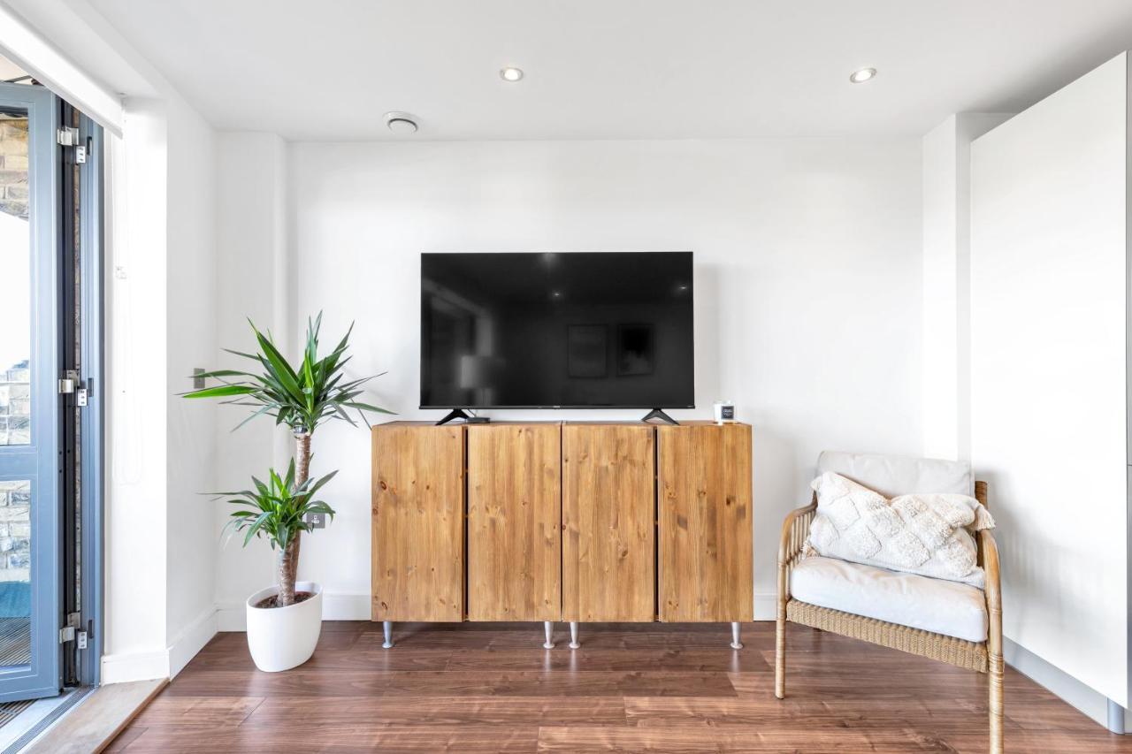Modern Luxe Apt Just 10 Mins From Tower Bridge! Easy Access To Tube And Bus Лондон Екстериор снимка