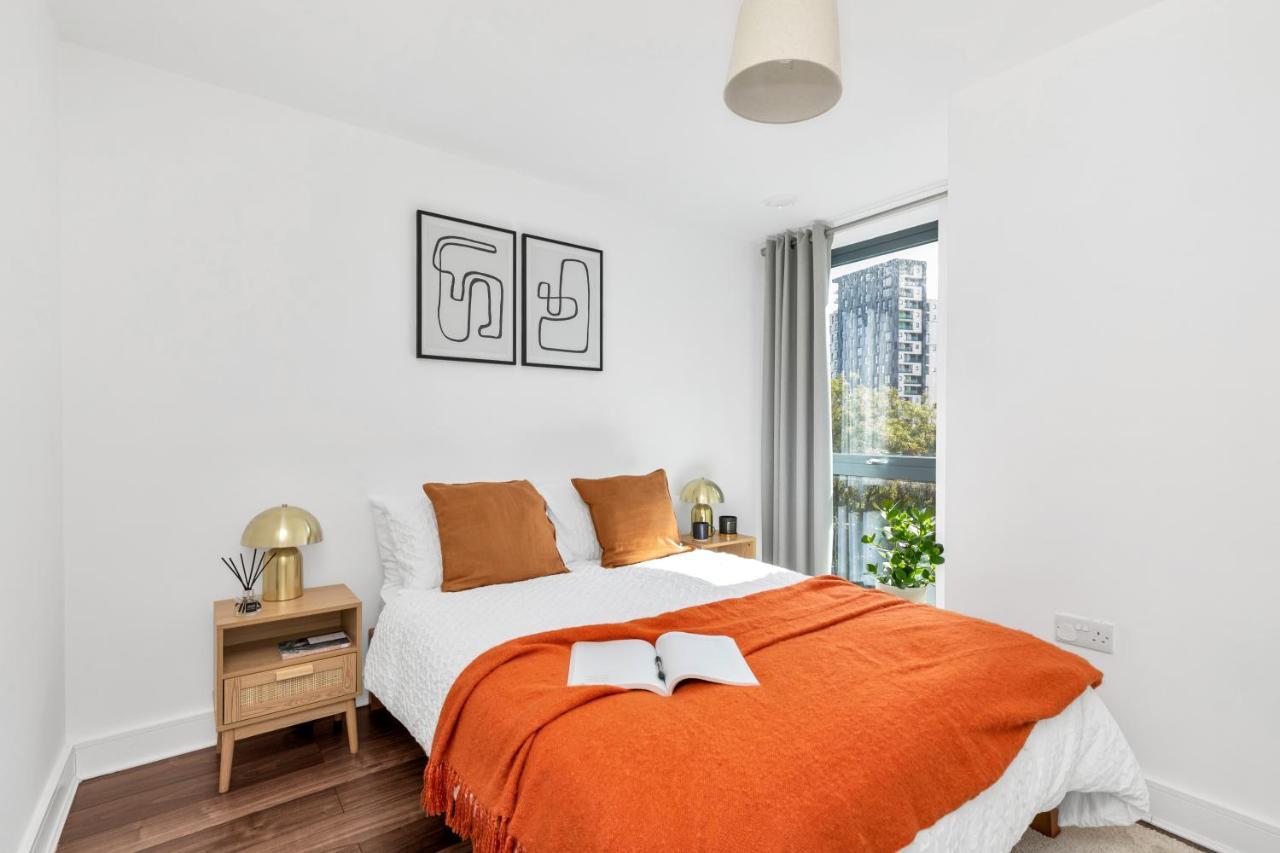 Modern Luxe Apt Just 10 Mins From Tower Bridge! Easy Access To Tube And Bus Лондон Екстериор снимка
