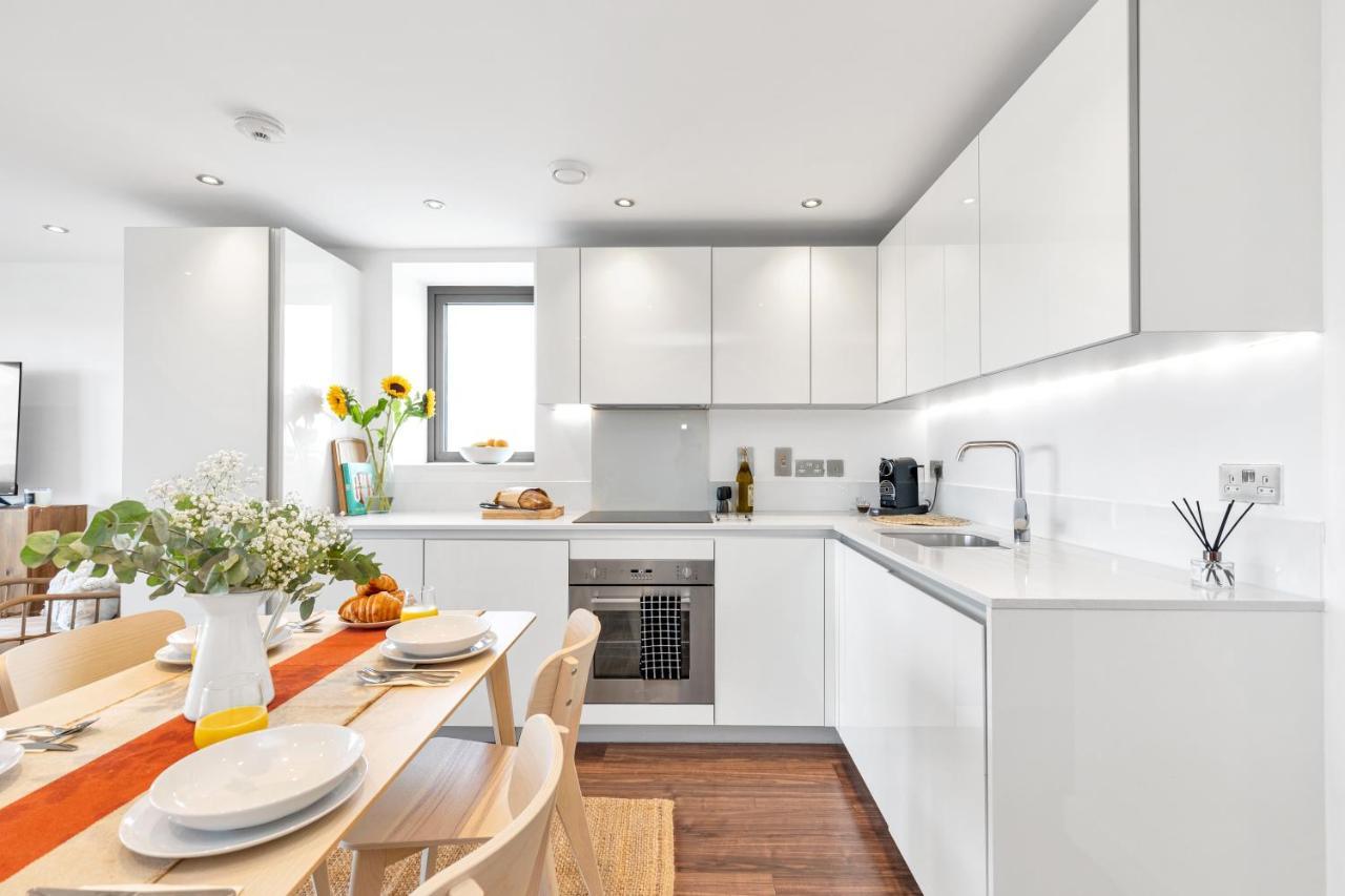Modern Luxe Apt Just 10 Mins From Tower Bridge! Easy Access To Tube And Bus Лондон Екстериор снимка