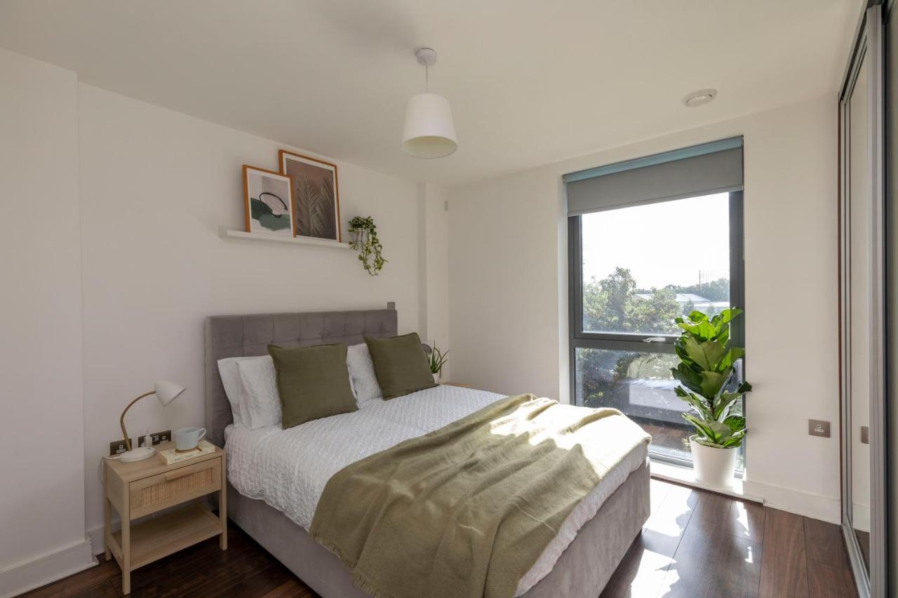 Modern Luxe Apt Just 10 Mins From Tower Bridge! Easy Access To Tube And Bus Лондон Екстериор снимка