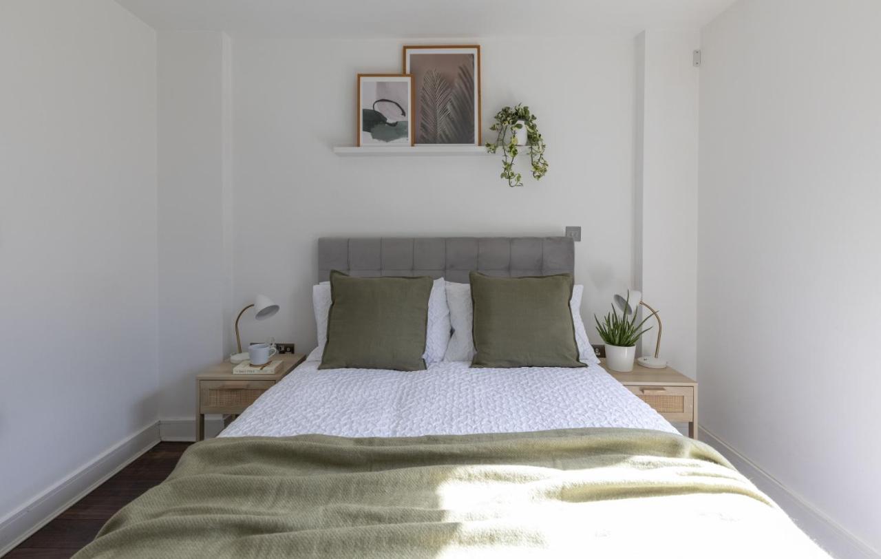Modern Luxe Apt Just 10 Mins From Tower Bridge! Easy Access To Tube And Bus Лондон Екстериор снимка
