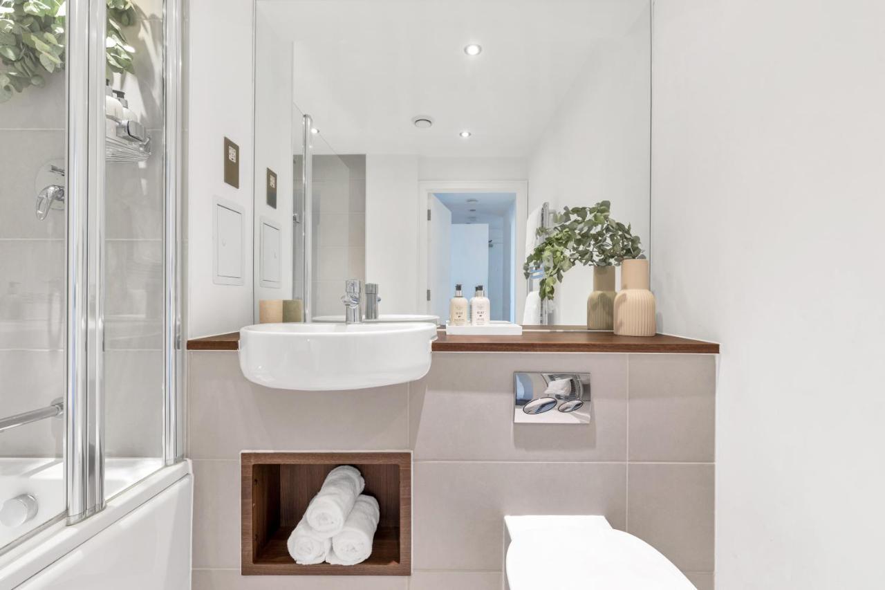 Modern Luxe Apt Just 10 Mins From Tower Bridge! Easy Access To Tube And Bus Лондон Екстериор снимка