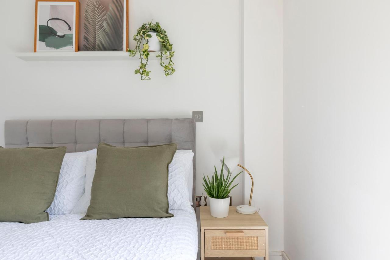 Modern Luxe Apt Just 10 Mins From Tower Bridge! Easy Access To Tube And Bus Лондон Екстериор снимка