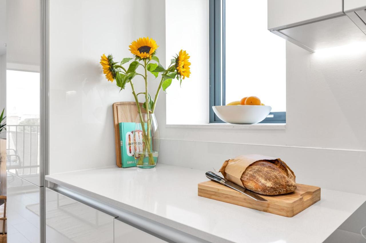 Modern Luxe Apt Just 10 Mins From Tower Bridge! Easy Access To Tube And Bus Лондон Екстериор снимка