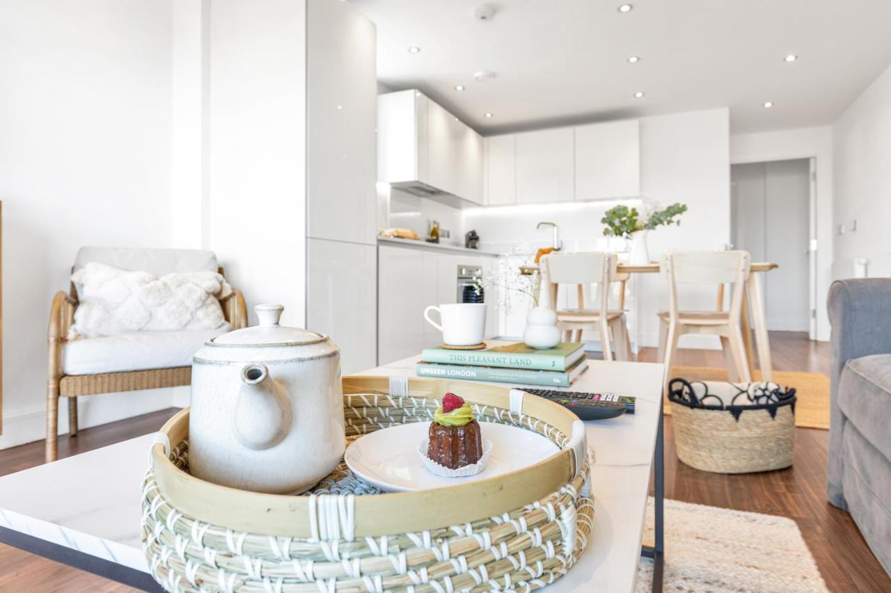 Modern Luxe Apt Just 10 Mins From Tower Bridge! Easy Access To Tube And Bus Лондон Екстериор снимка